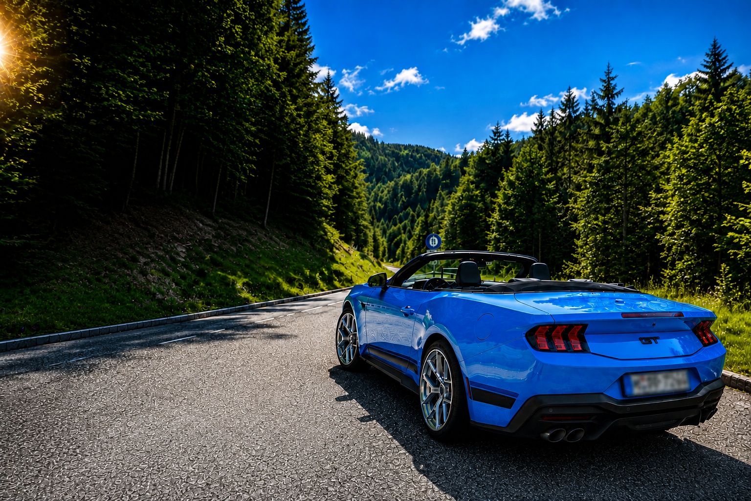 Blaue Sportwagen auf einer kurvigen Bergstraße